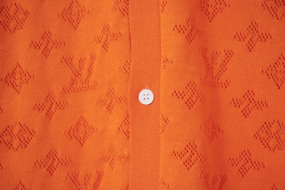 🅿️240 high-quality LV Louis 2025 spring and summer new, hollow jacquard knitted cardigan, the fabric is made of 150D/48F polyester special-shaped optical long fiber thread ➕40 count double-ply ring-spun pure cotton yarn, woven with a 24-needle cylindrical jacquard loom imported from Italy, the upper body is more textured S M L XL